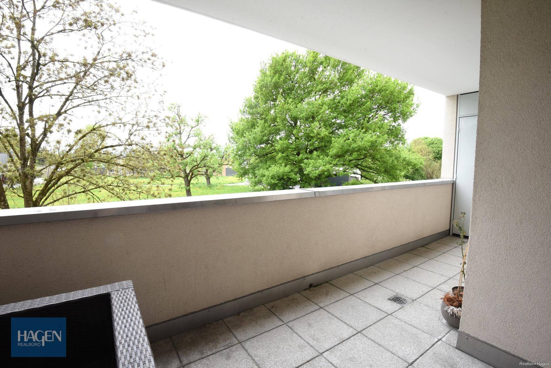 Geräumige Terrasse mit Blick ins Grüne und viel Platz für individuelle Gestaltung.