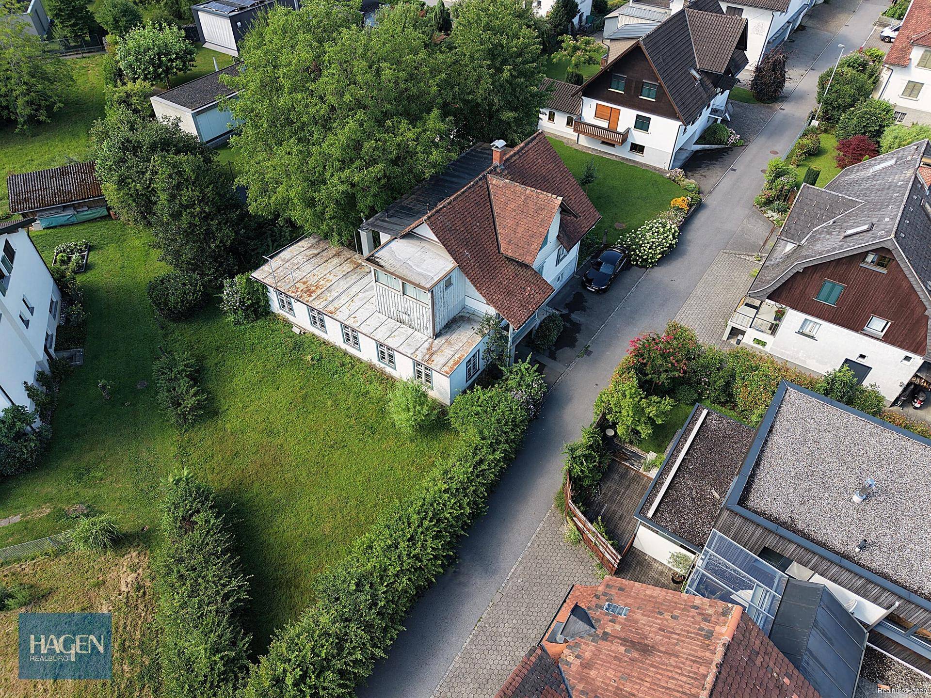 Vogelperspektive des Hauses mit Anbau und umliegender Wohnbebauung in ländlicher Umgebung.