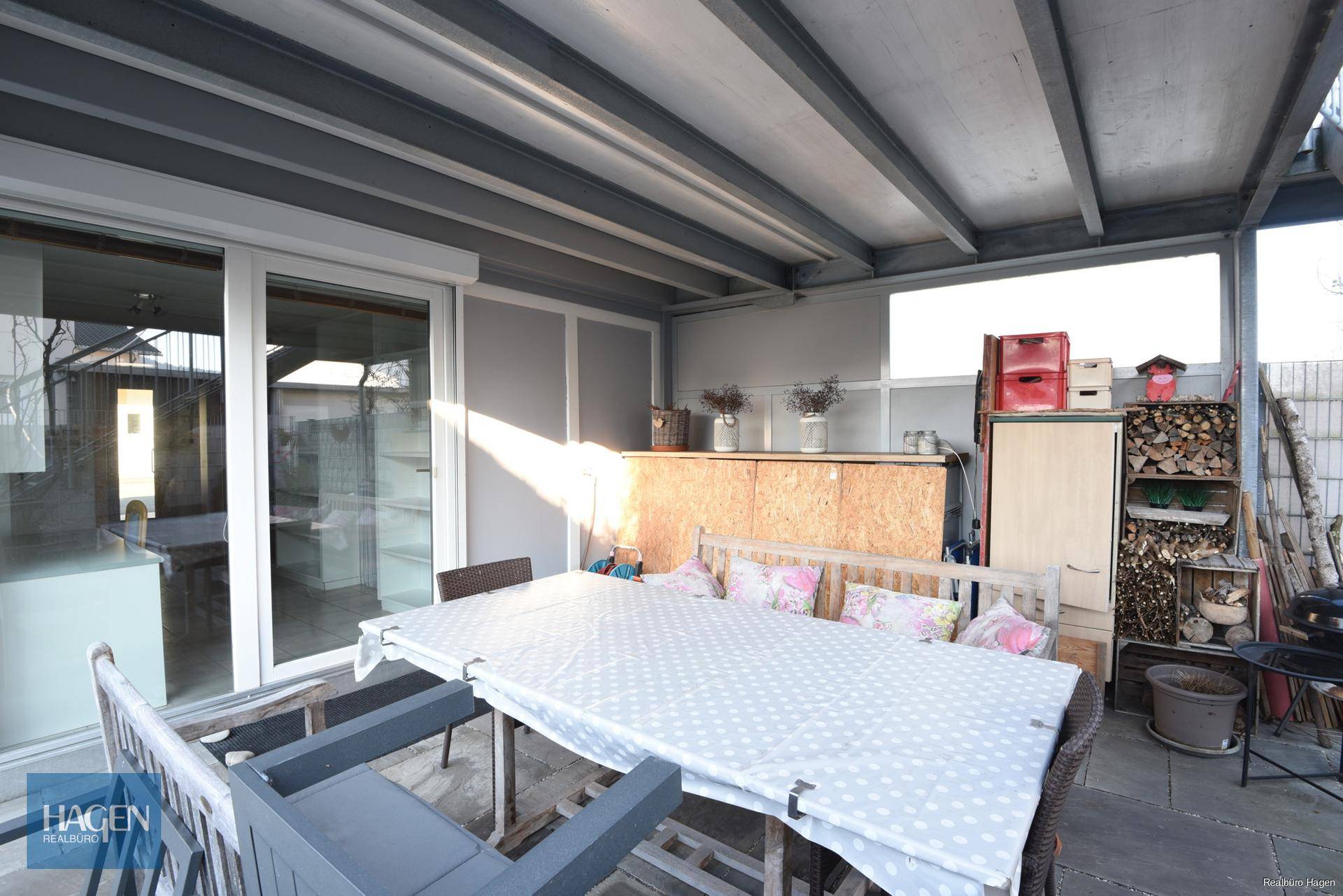 Überdachte Terrasse EG