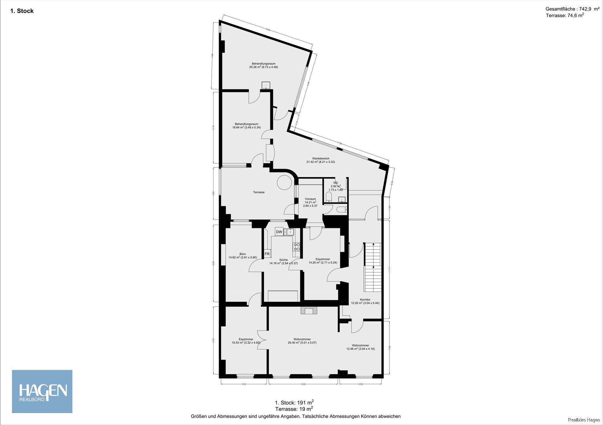 Grundriss des ersten Stocks mit mehreren Schlafzimmern, Bädern, Ankleidezimmer und großer Terrasse.