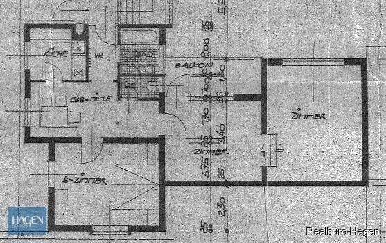 Detaillierter Grundriss der Wohnung mit Zimmern, Küche, Bad und Balkon.
