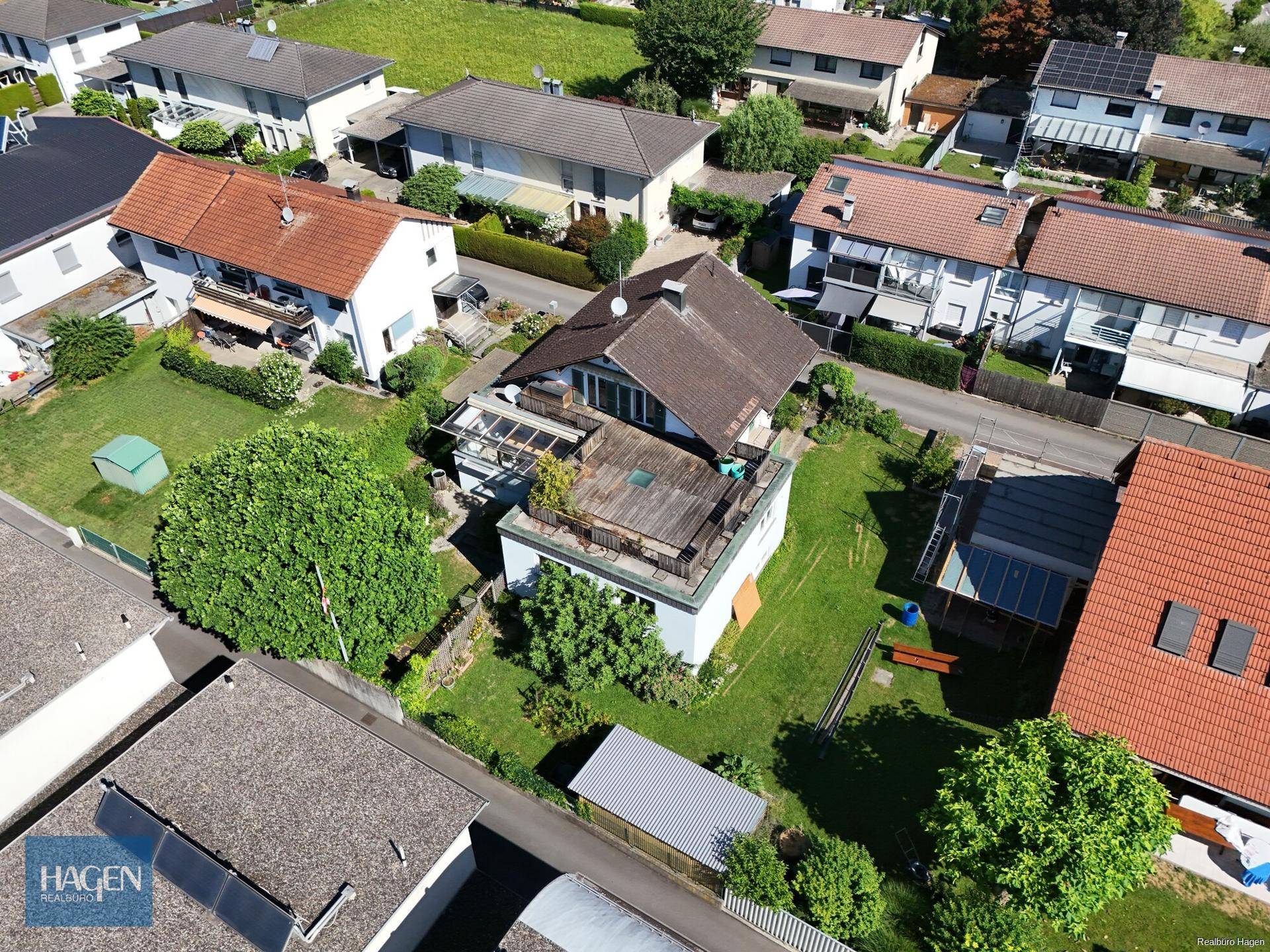 Vogelperspektive des Anwesens mit großem Garten und angrenzenden Häusern.
