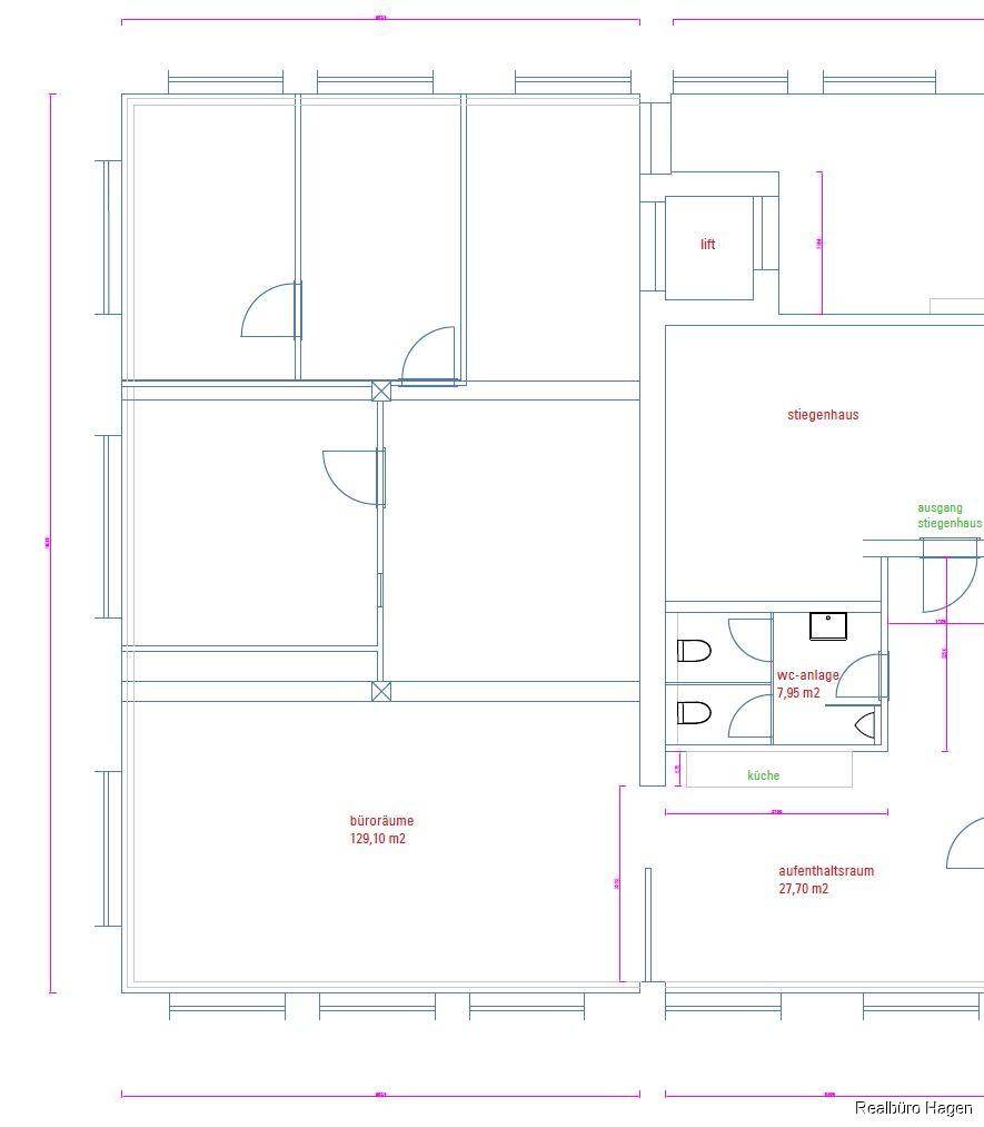Grundrissplan eines Stockwerks mit Büroräumen, Treppenhaus, Aufzug und Sanitäranlagen.
