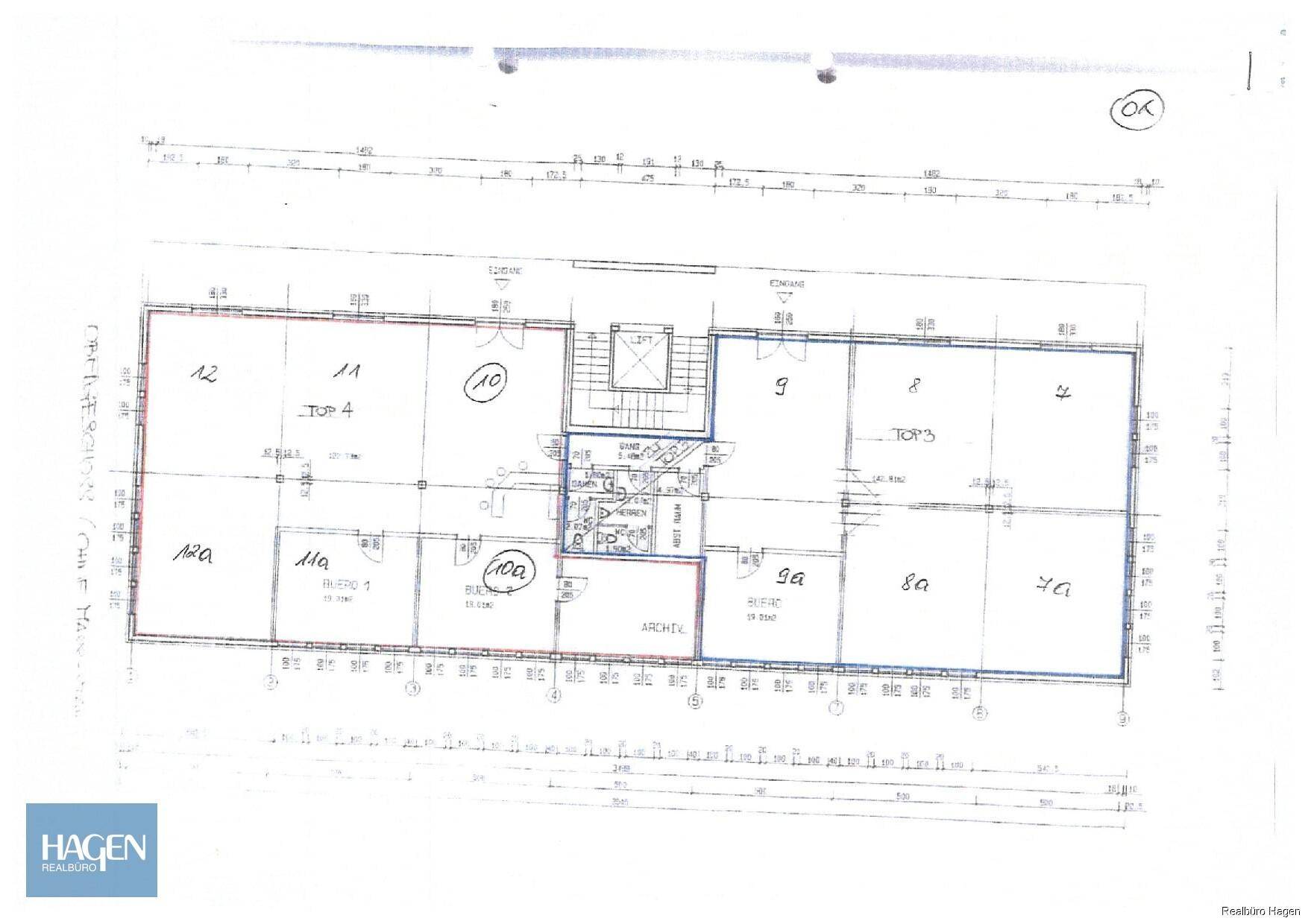 Grundrissplan eines Gebäudes mit mehreren Einheiten oder Räumen, zentralem Treppenhaus und Aufzug.