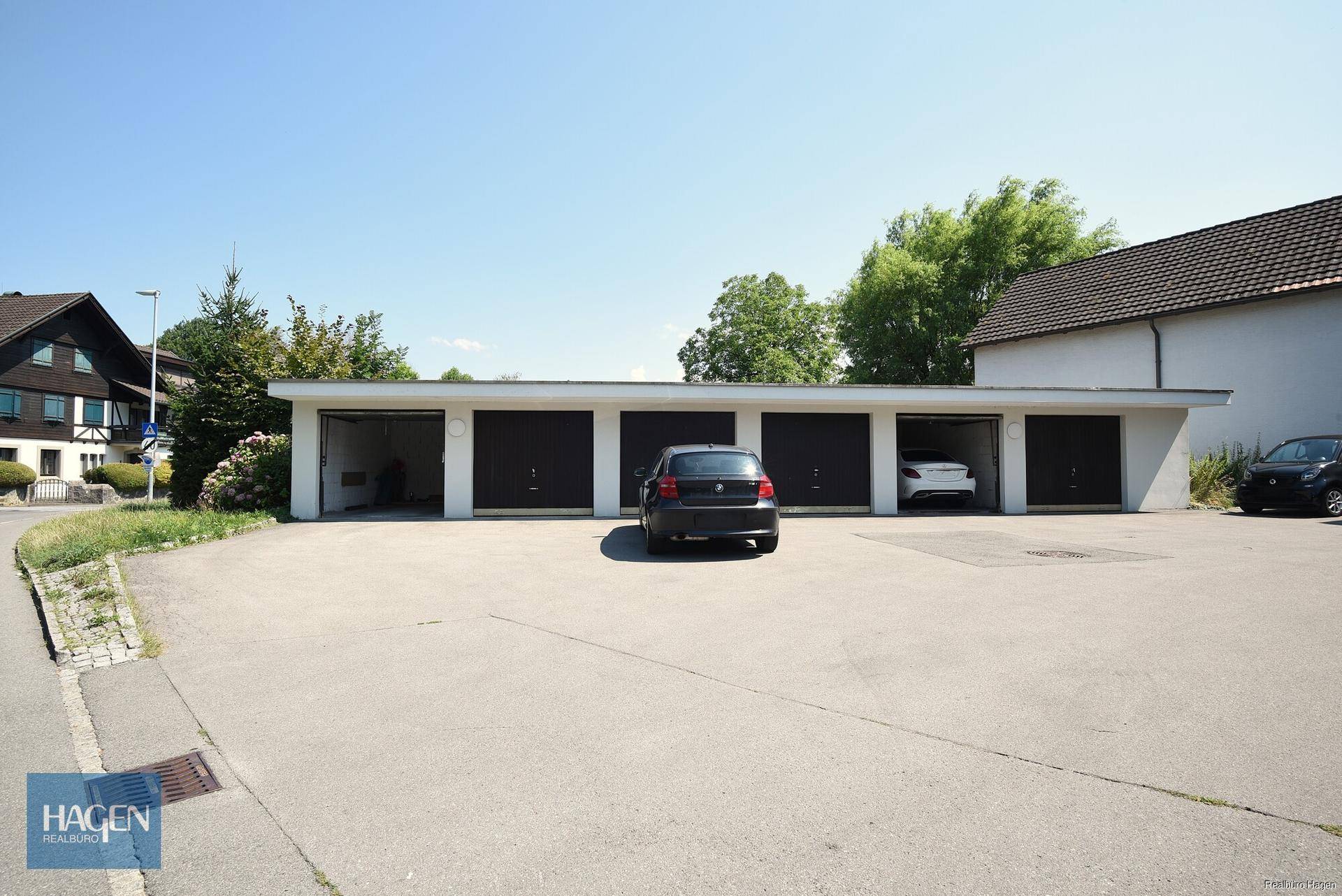 Garage links außen