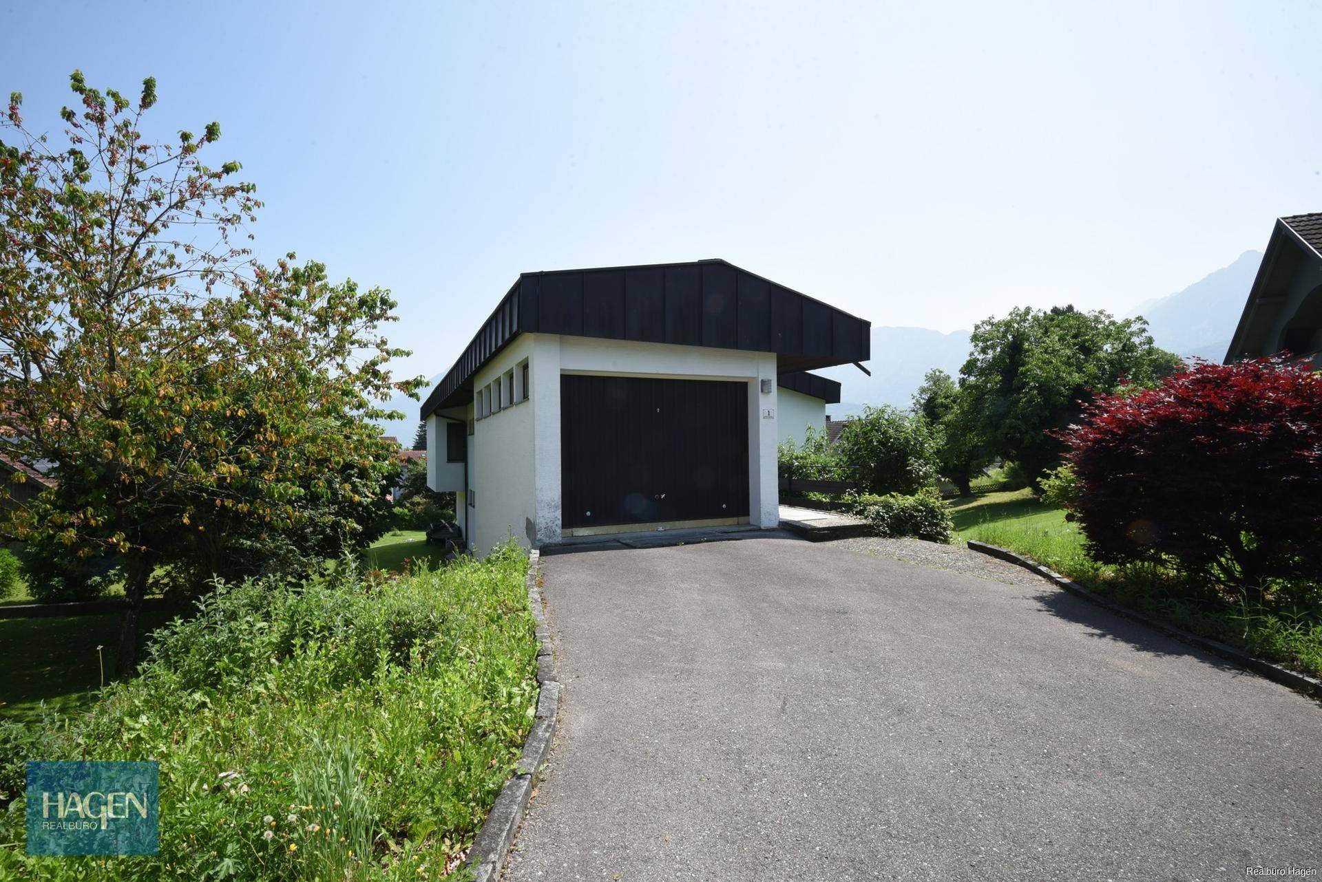 Separate Garage mit Zufahrt und viel Grünfläche in sonniger Lage.