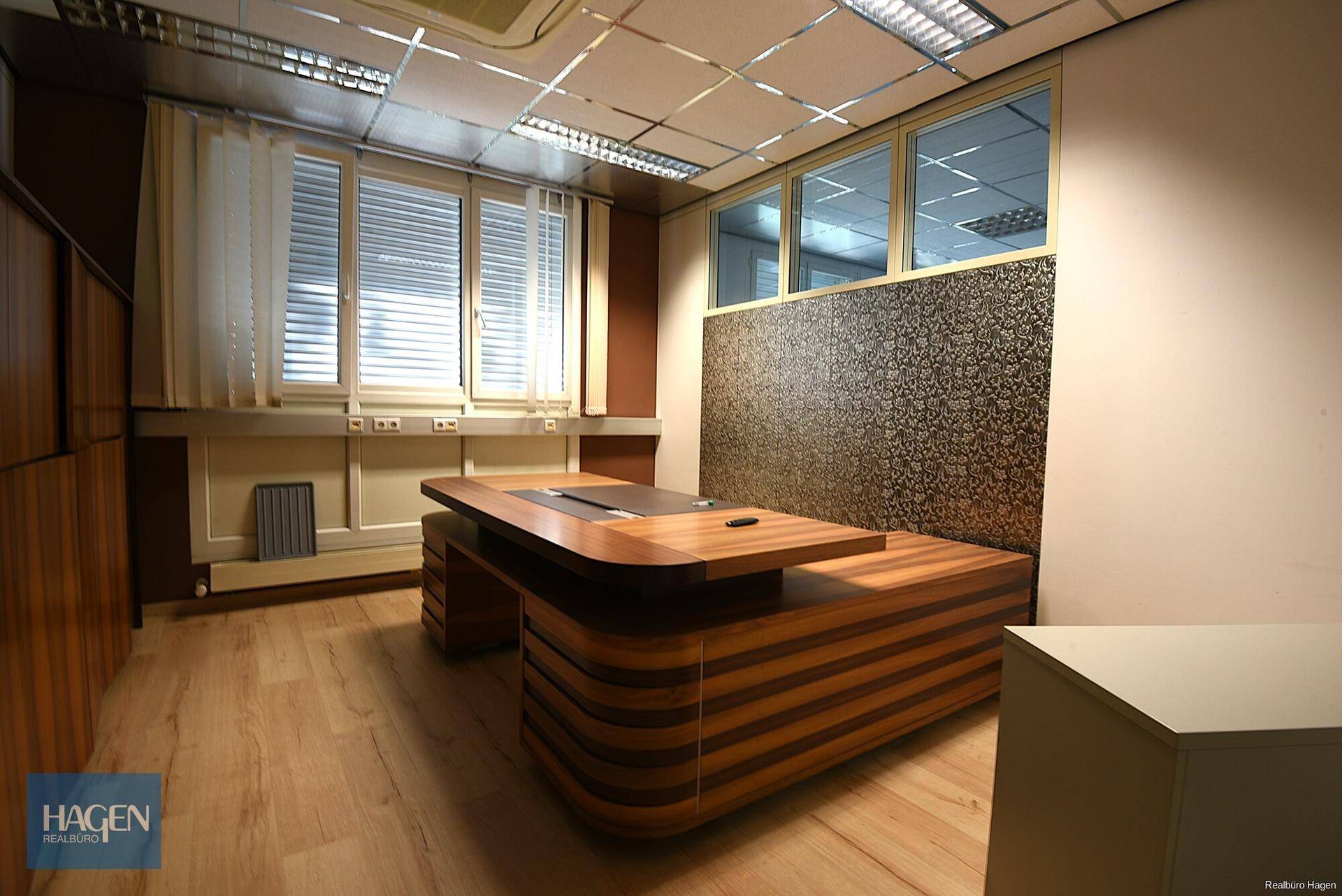 Elegantes Büro mit großem Holzschreibtisch, Holzvertäfelung und dekorativer Akzentwand.