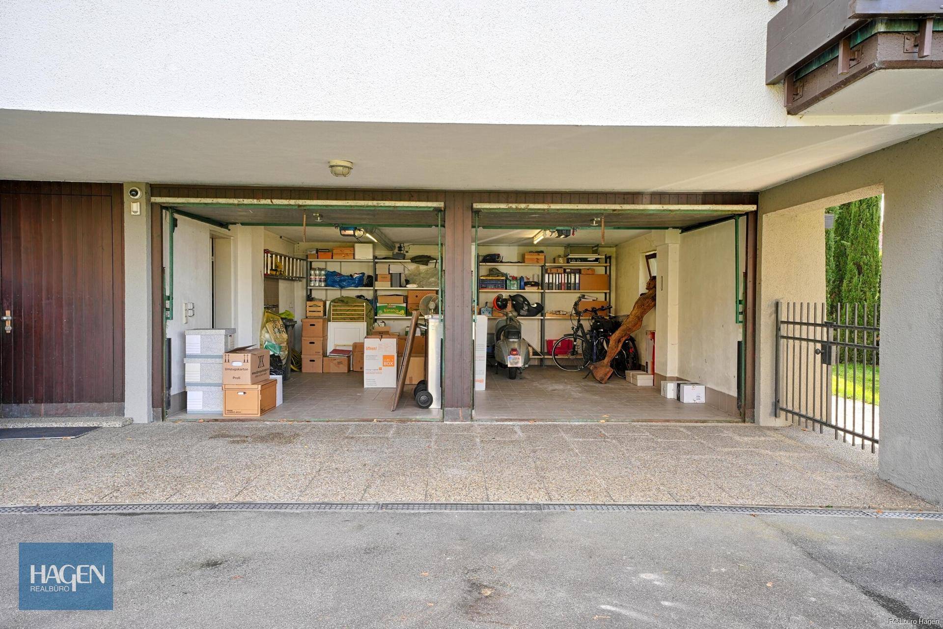 Geräumige Doppelgarage mit viel Stauraum und direktem Zugang zum Haus.