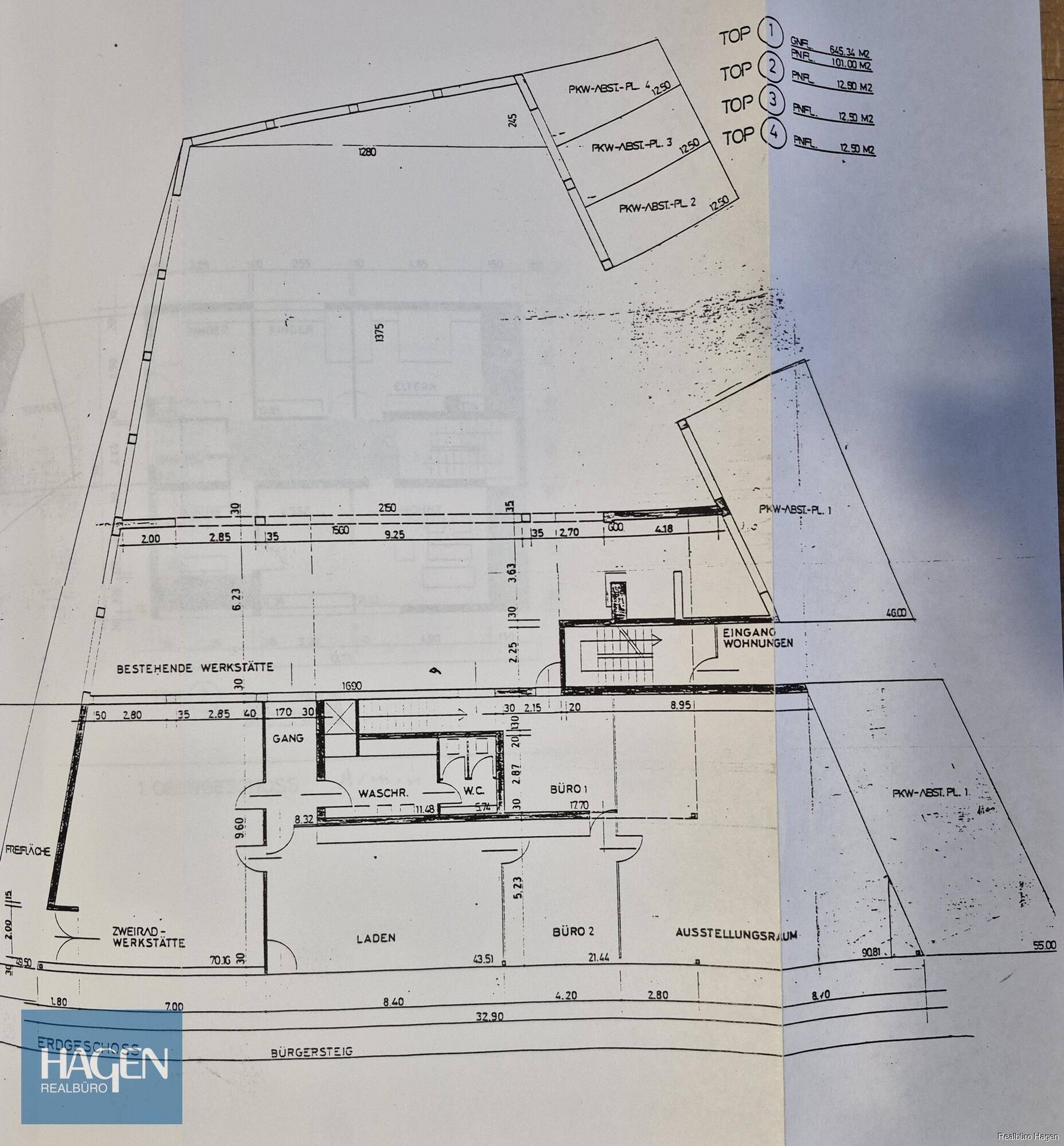 Grundriss des Erdgeschosses mit Ladenflächen, Büros, Ausstellungsraum und Sanitäranlagen.