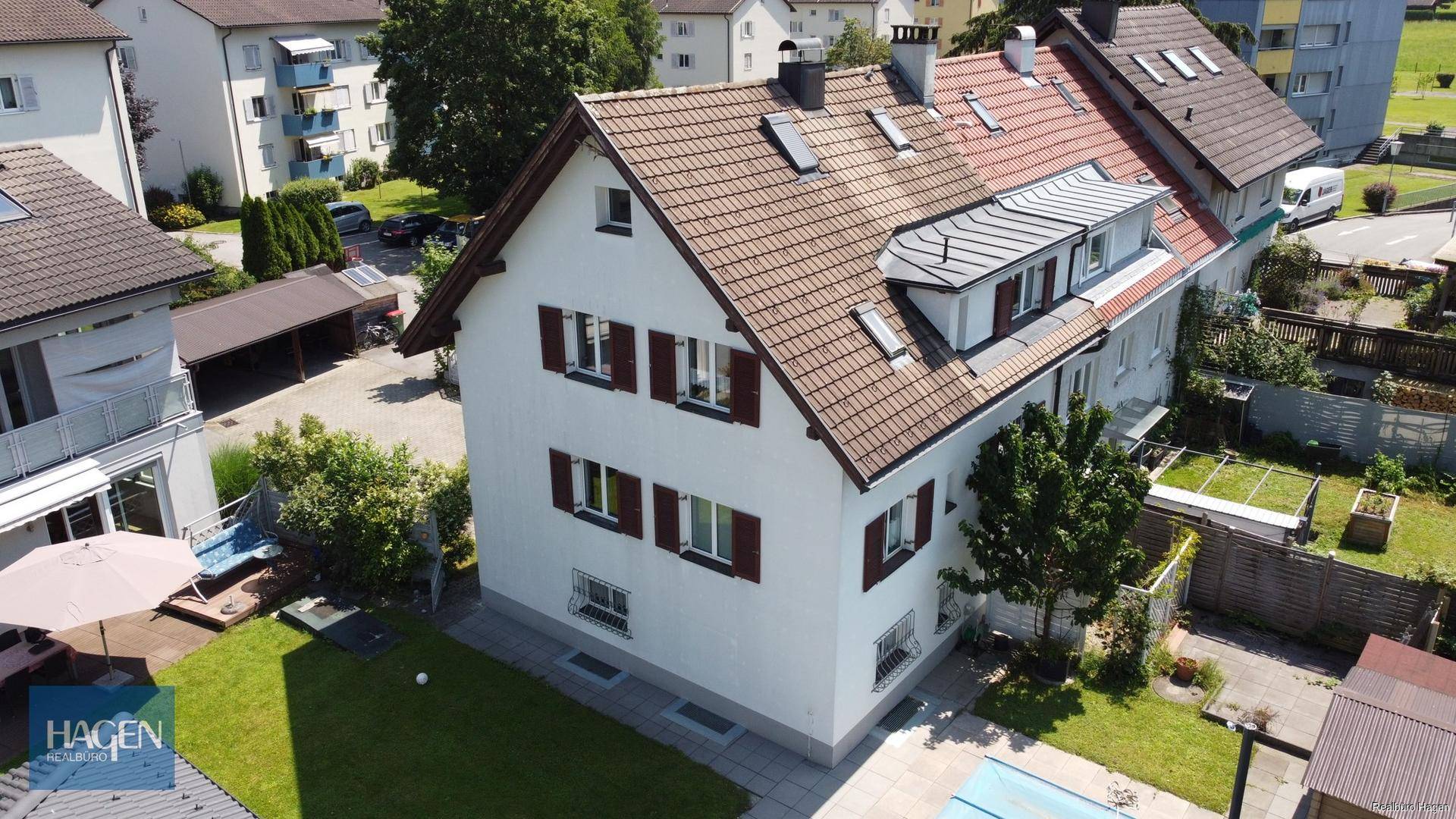 Luftaufnahme des Wohnhauses mit Garten, Terrasse und Pool in einer ruhigen Wohngegend.