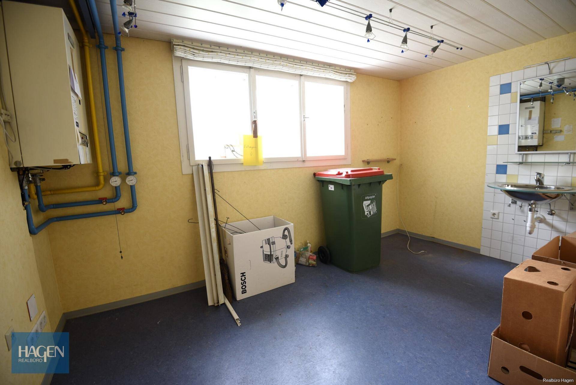 Hauswirtschaftsraum mit Heizungsanlage, Waschbecken und Fenster.