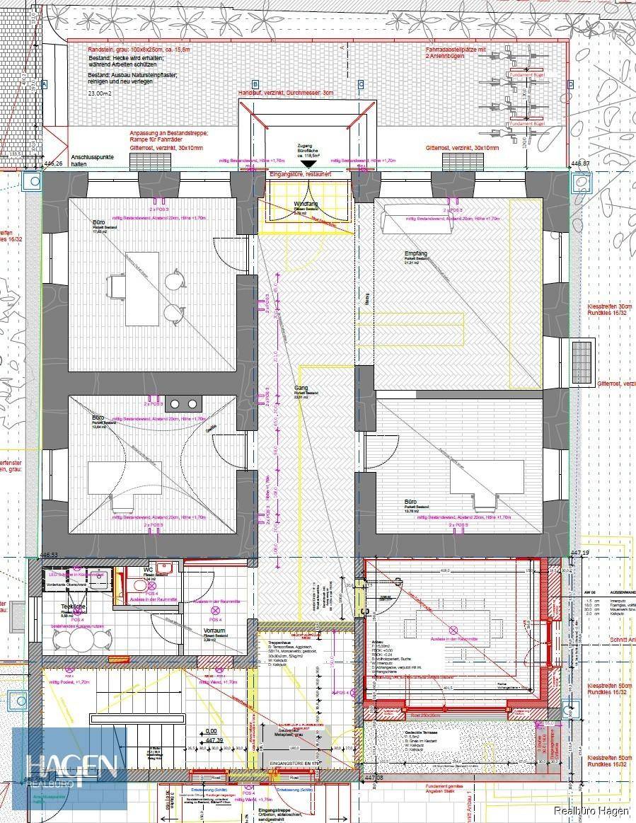 Detaillierter Grundriss zeigt die Raumaufteilung mit mehreren Zimmern, Terrasse und Gartenbereich.