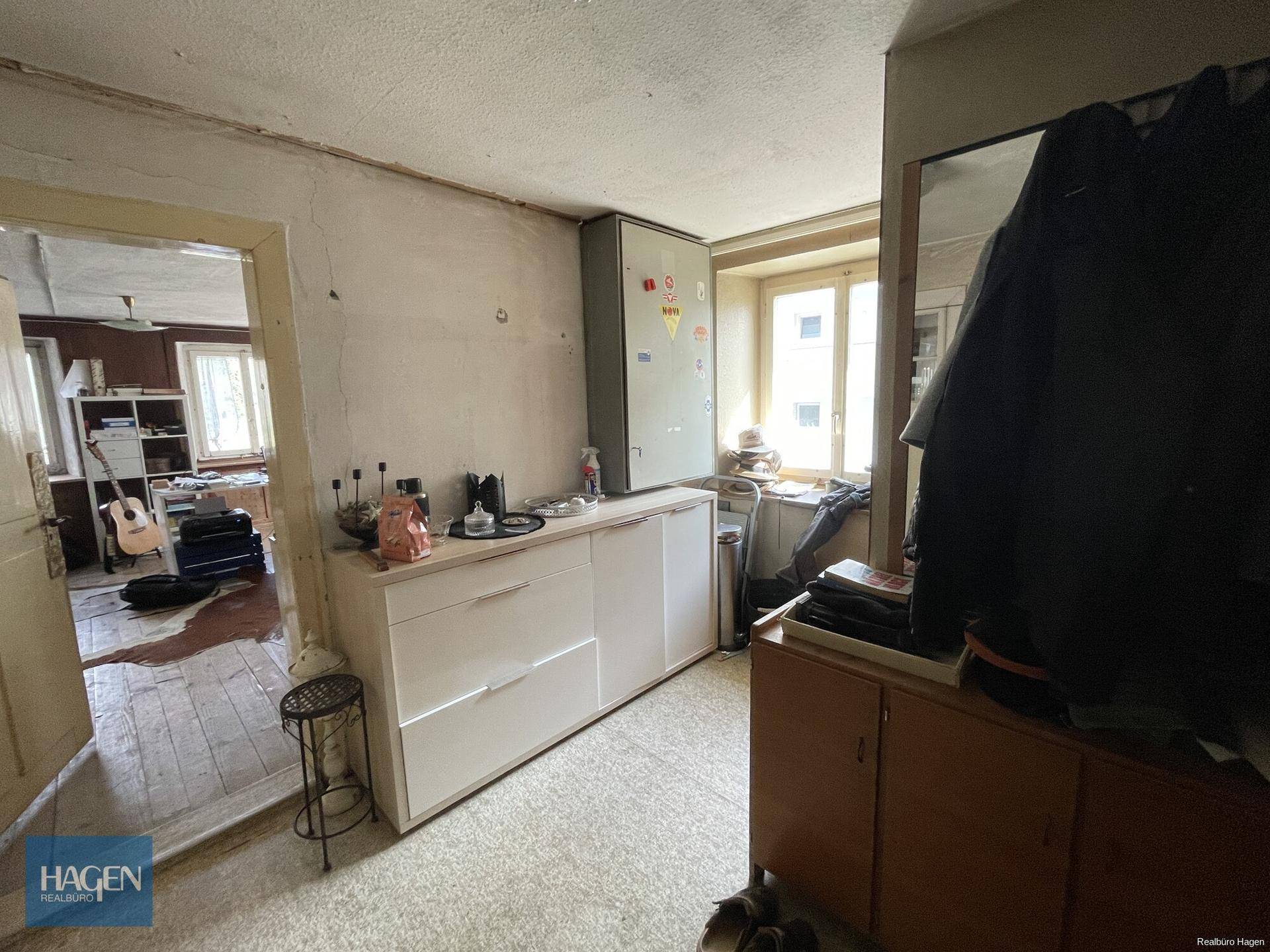 Heller Flurbereich mit praktischen Schränken und Blick in angrenzende Räume.