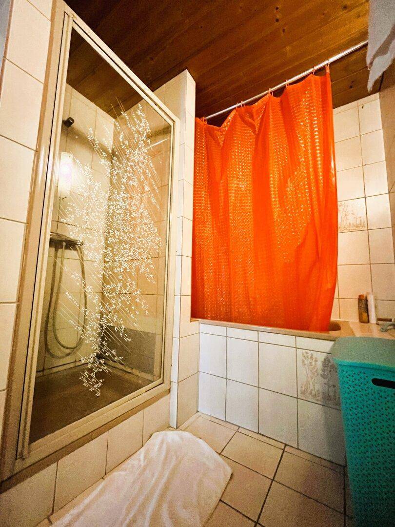 Dusche und separate Badewanne