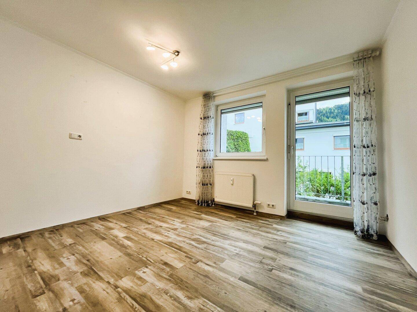 Schlafzimmer mit ca. 12m² und Zugang zu Balkon 1