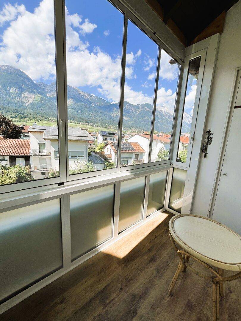 Verglaster Balkon mit Bergblick