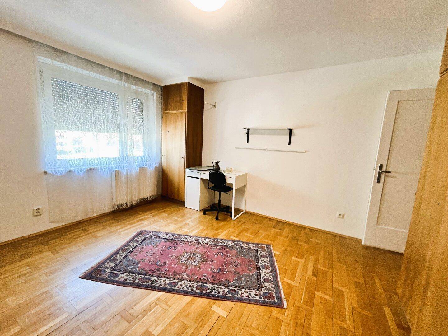 Zimmer 1 mit Außenrolladen und ca. 15m²