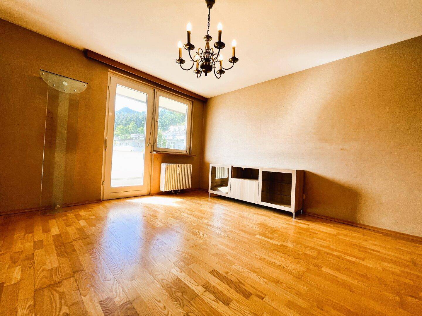 Zimmer mit ca. 17m² und Zugang zum Balkon