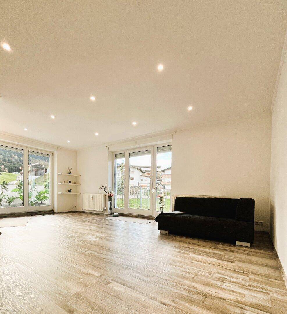 Wohnzimmer mit 30m² und Zugang zu Balkon 2