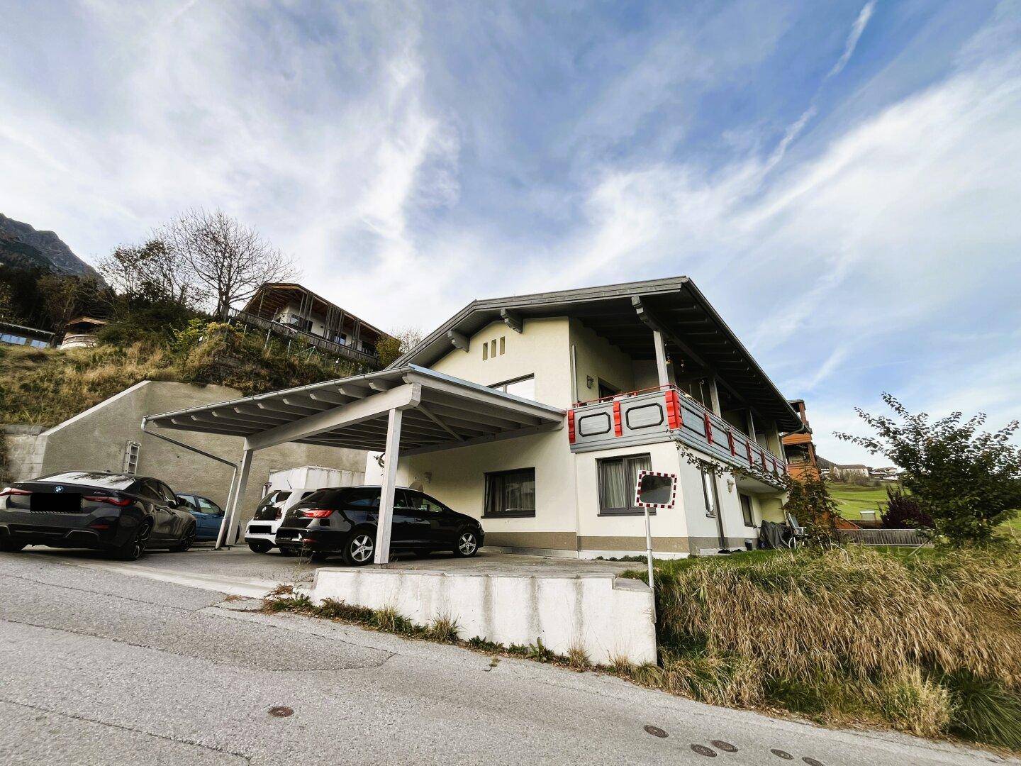 Außenansicht mit Carport