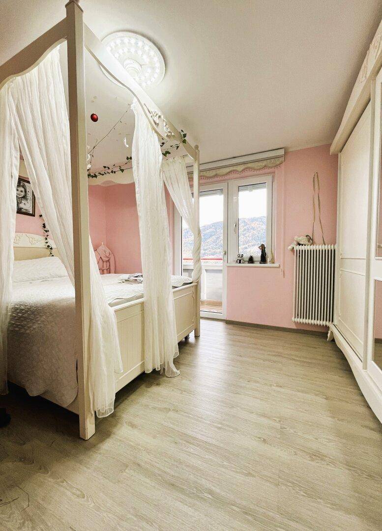 Top 2: Schlafzimmer 1 mit ca. 14m² und Zugang zum Balkon