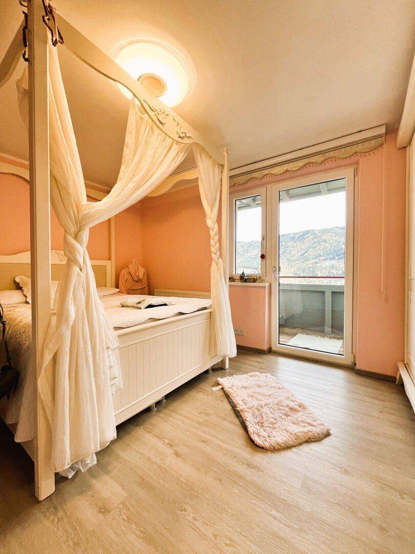 Top 2: Schlafzimmer 2 mit ca. 17m² und Zugang zum Balkon