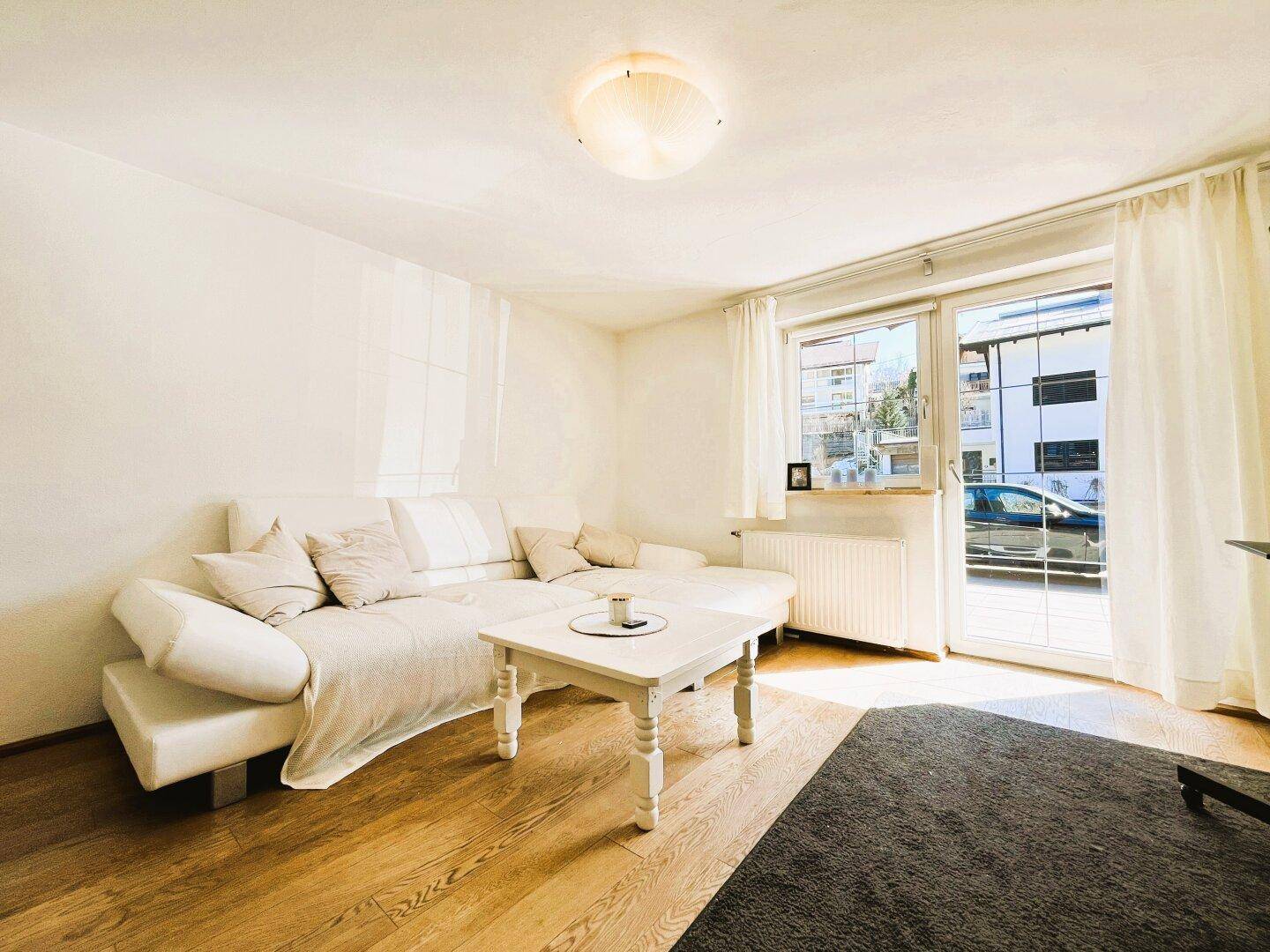 Wohnzimmer mit Zugang zur Terrasse