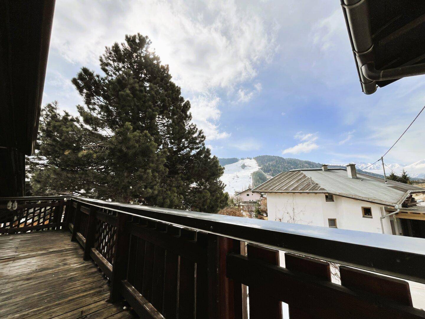 Balkon mit Blick auf die Skipiste