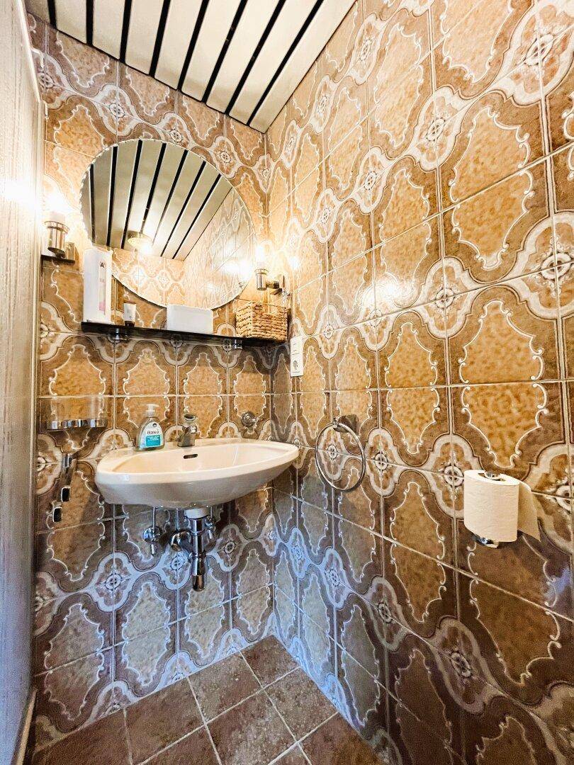 Badezimmer mit Dusche, Waschbecken und WC