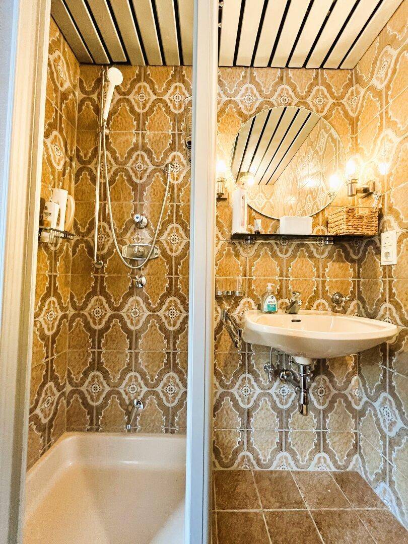 Badezimmer mit Dusche, Waschbecken und WC