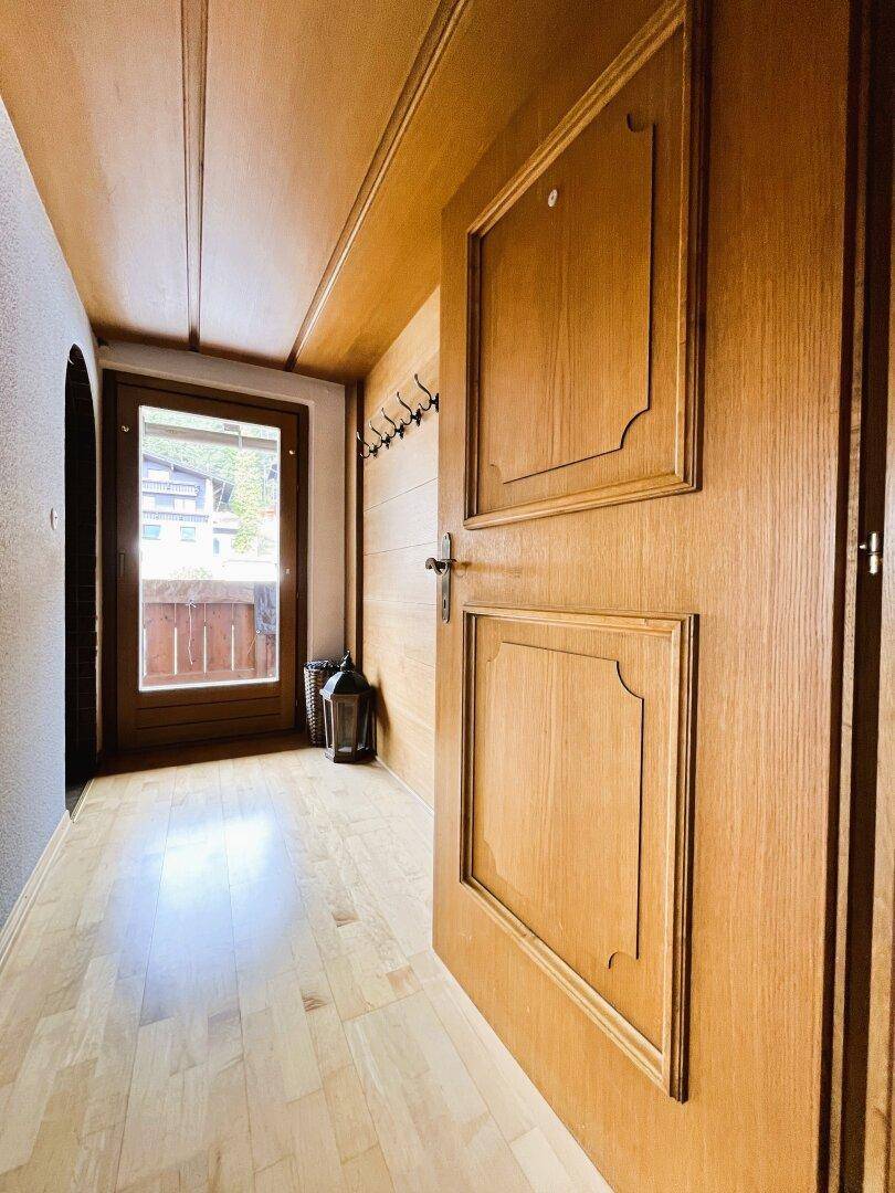 Vorraum zu Schlafzimmer und Zugang zu Badezimmer mit insg. ca. 9m²