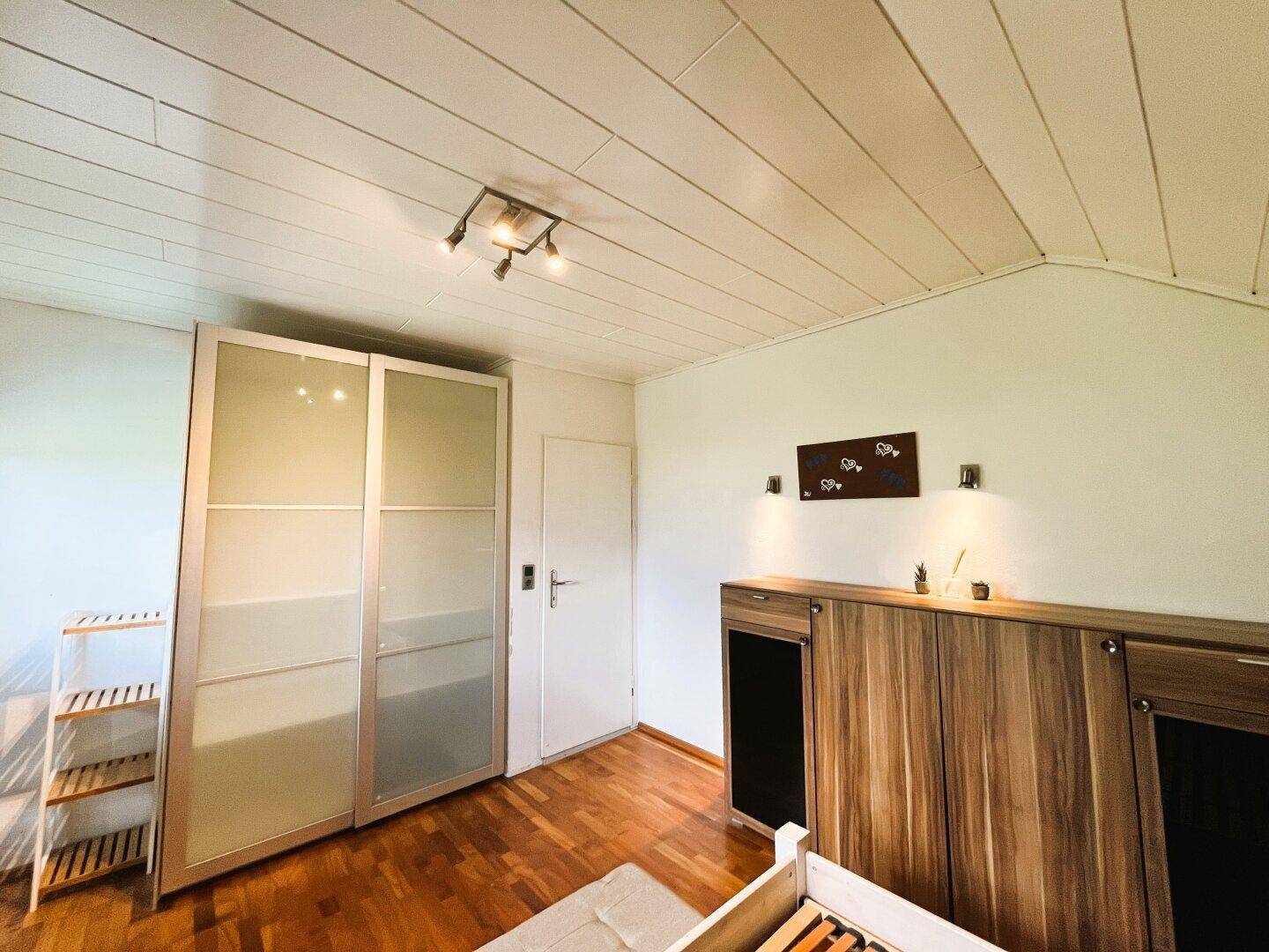 Zimmer 1 im OG mit Zugang zu Balkon 1