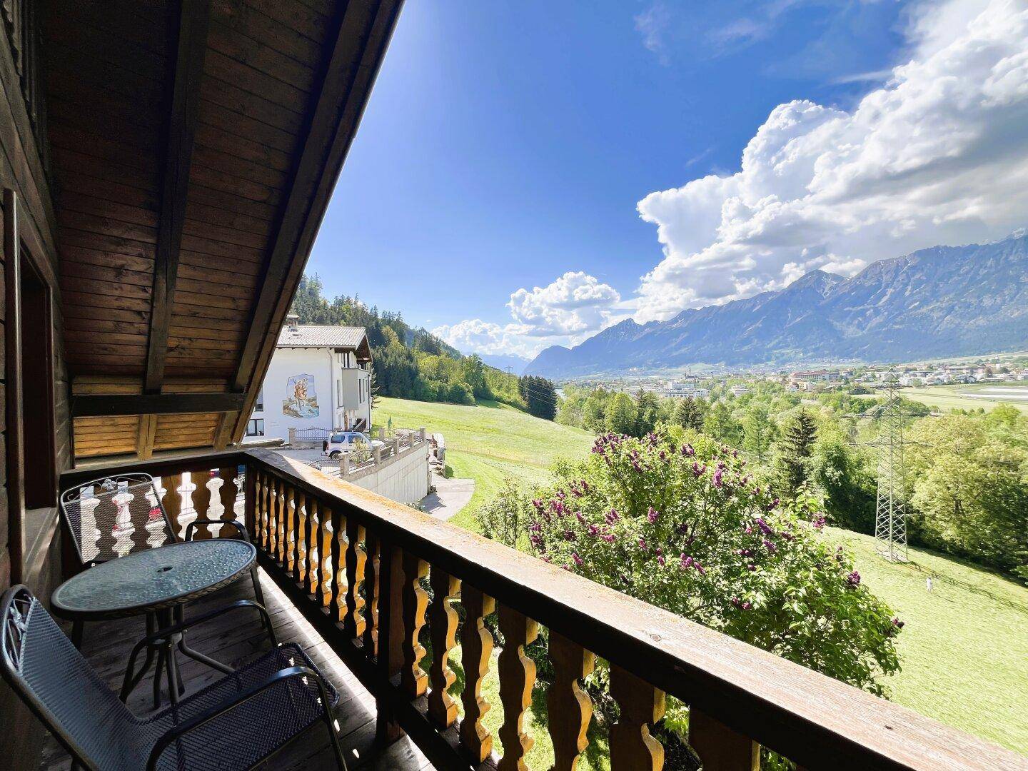 Balkon 1 mit Bergblick
