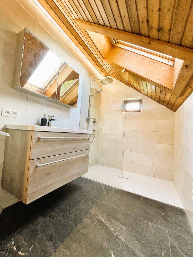 Modernes Bad mit Dusche + WC im OG