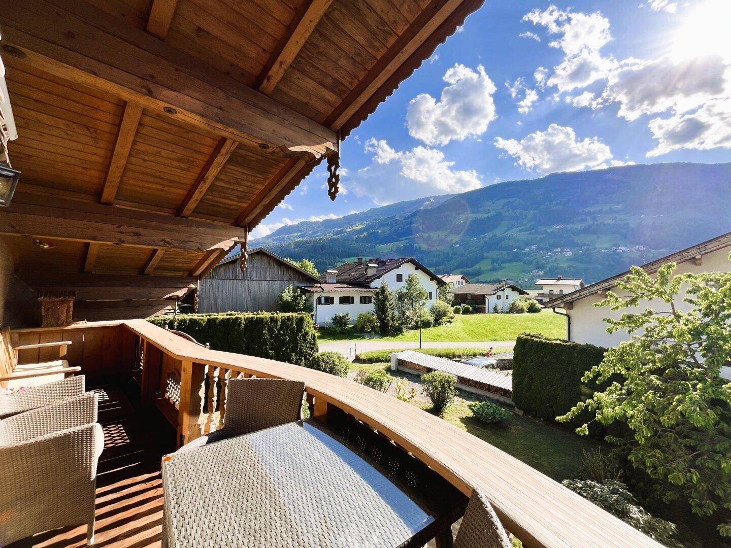 überdachter Balkon 1 mit ca. 10m² Fläche