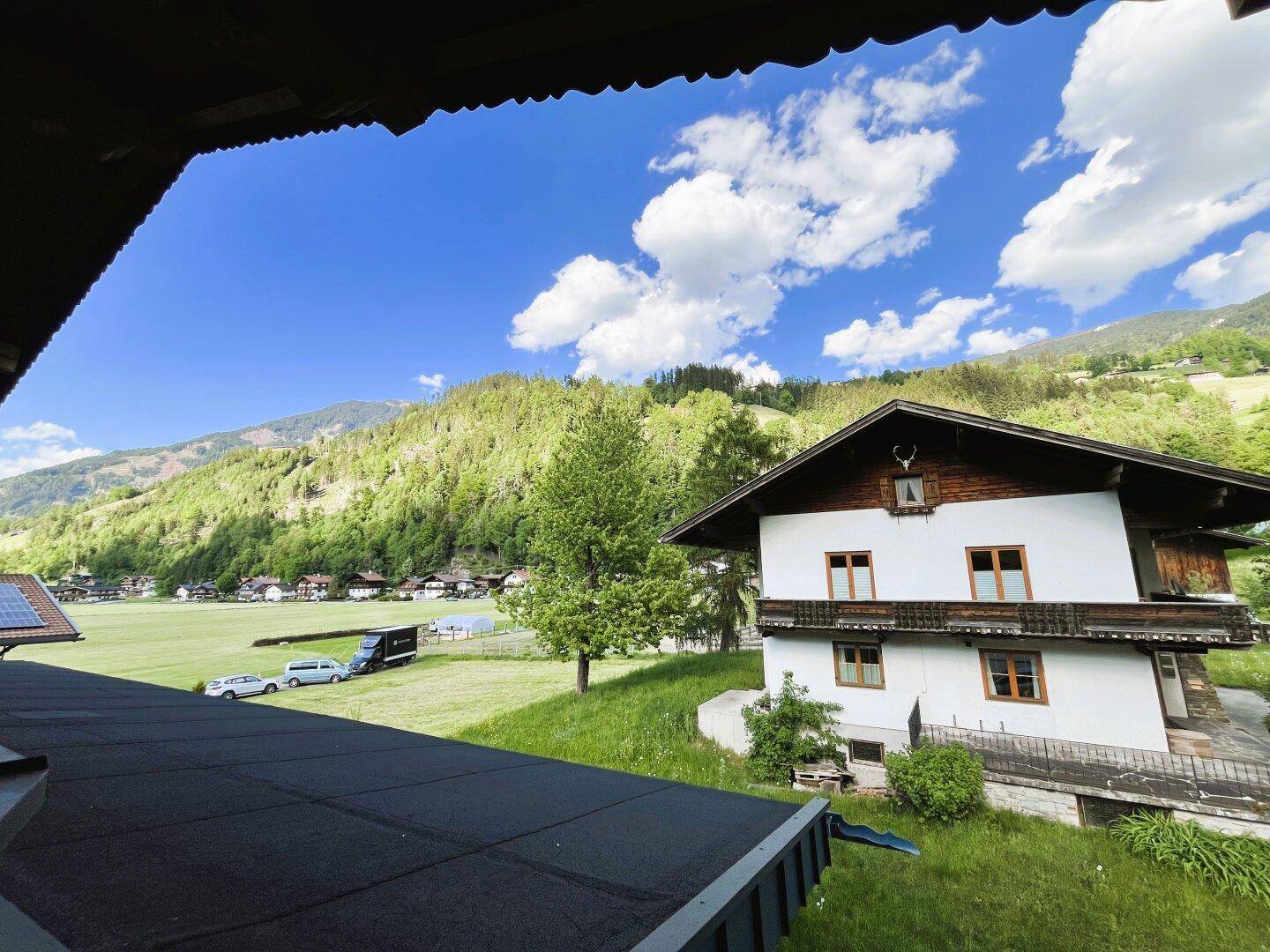 überdachter Balkon 2 mit ca. 5 m² Fläche