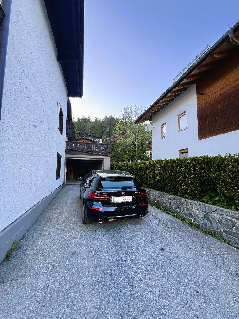 Zufahrt zu Garage mit ca. 46m²