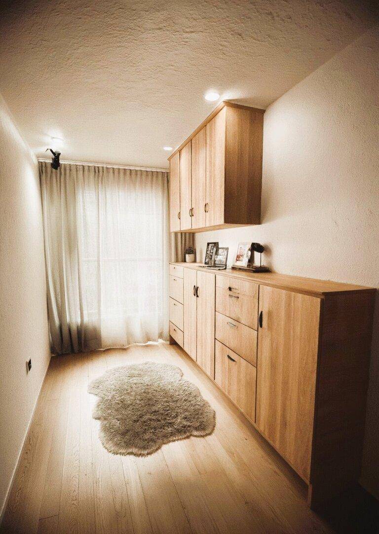 Zimmer mit ca. 10m² und Zugang zu kleinem Balkon