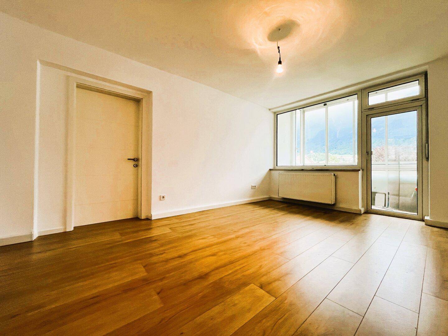 Wohnzimmer mit ca. 17m² und Zugang zu Balkon / Wintergarten