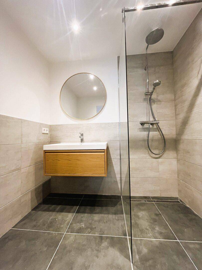 Bad mit Walk-In-Dusche, Waschbecken und Waschmaschinenanschluss