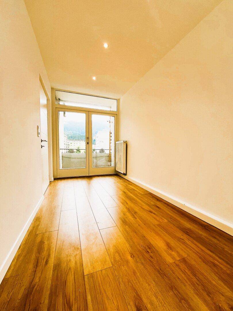 Schlafzimmer 4 mit ca. 10m² und kleinem, überdachten Balkon