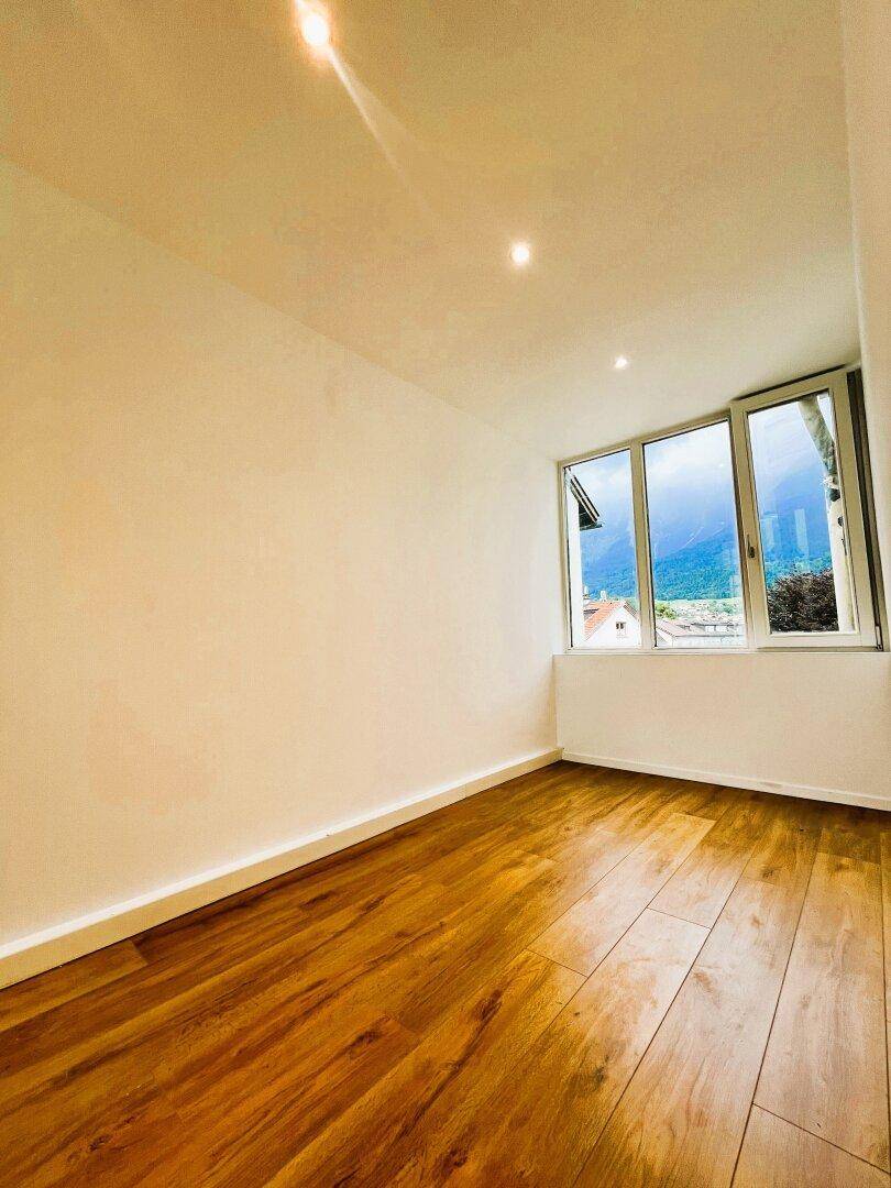 Schlafzimmer 4 mit ca. 10m² und kleinem, überdachten Balkon