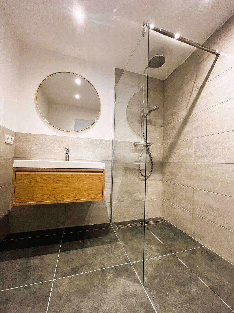 Bad mit Walk-In-Dusche, Waschbecken und Waschmaschinenanschluss