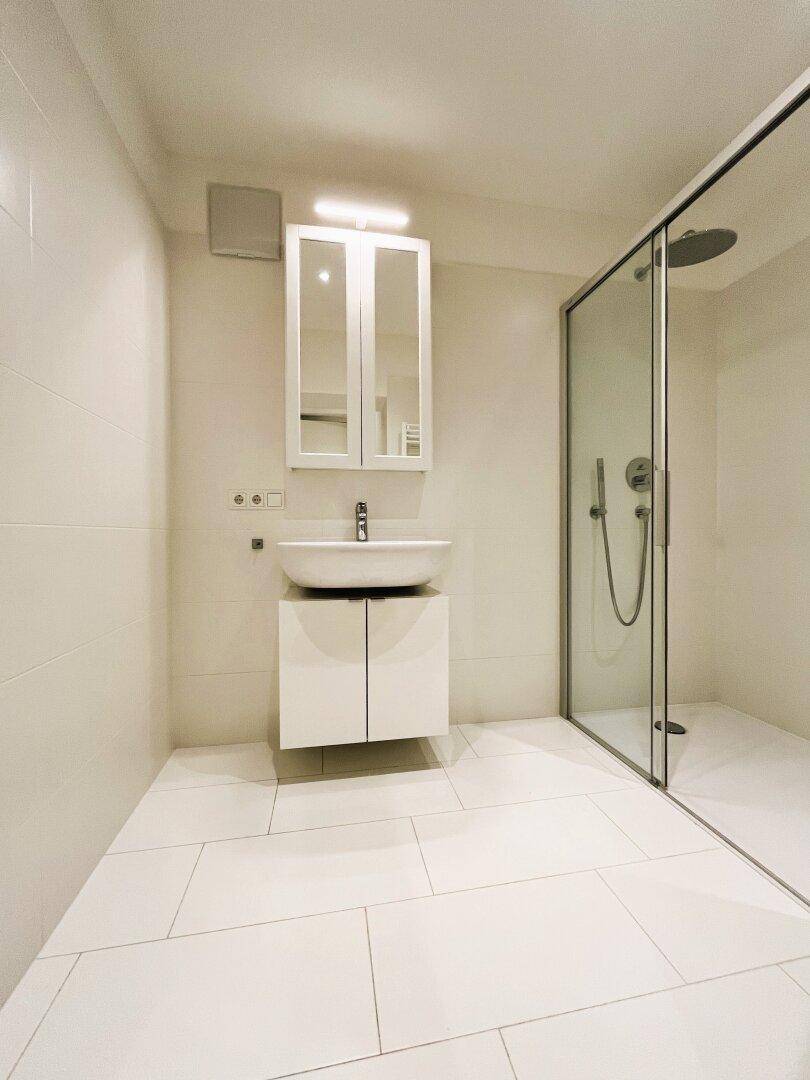 Zweites Badezimmer mit großer Walk-In-Dusche und Fußbodenheizung
