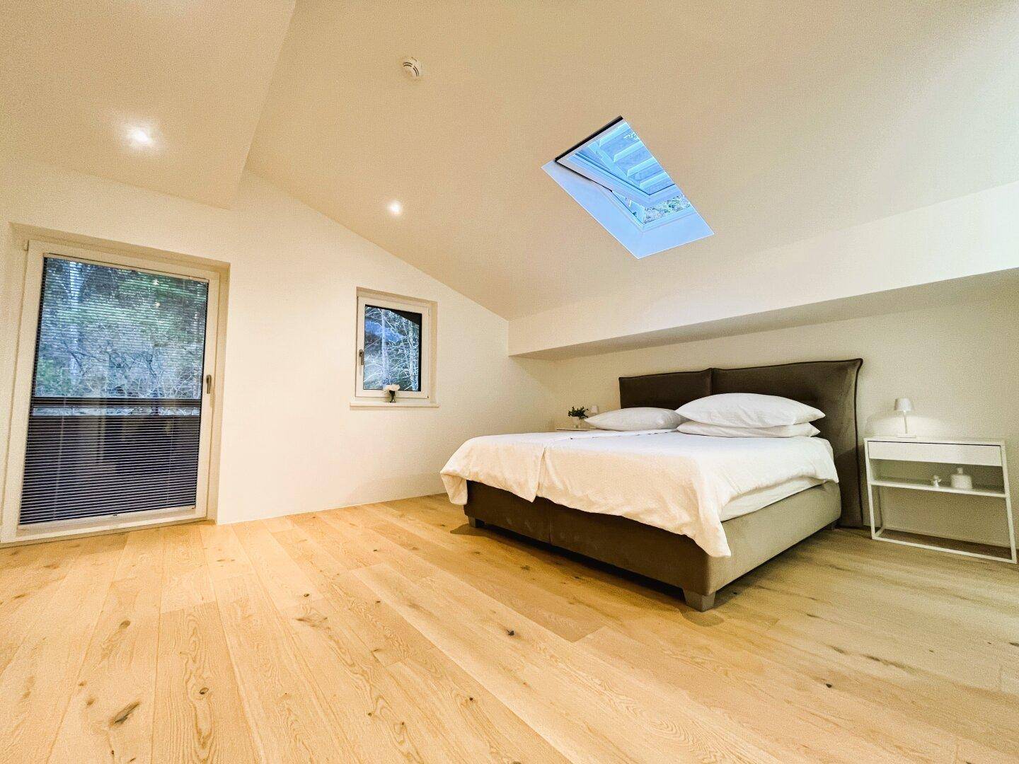 Schlafzimmer mit Zugang zu überdachtem Nord-Balkon