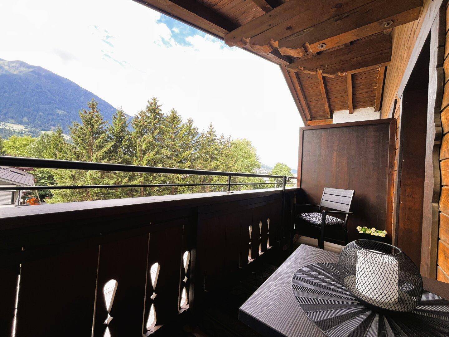 Überdachter Süd-Balkon mit Bergblick