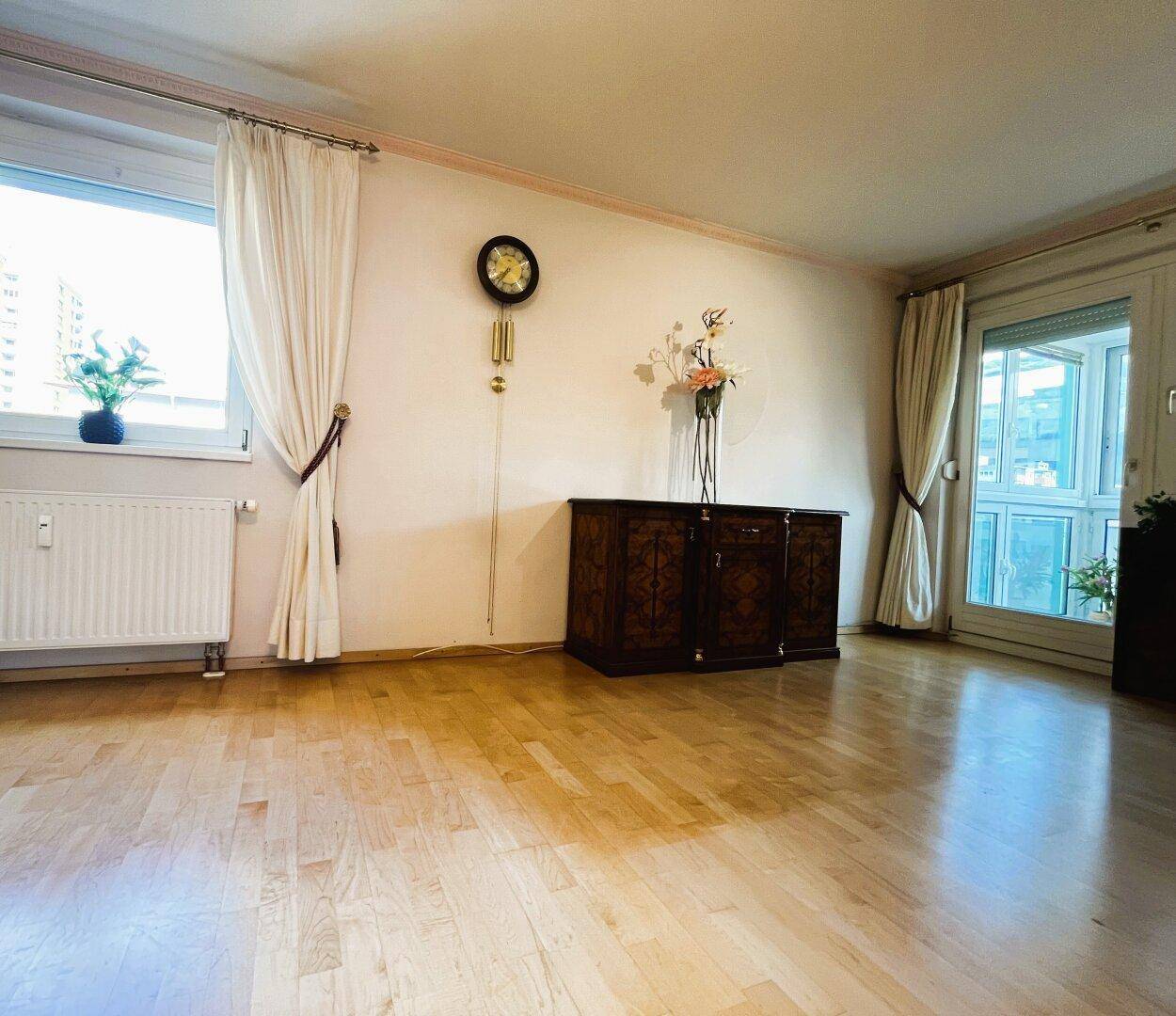 Wohnzimmer mit ca. 41m² und Zugang zum Balkon 1