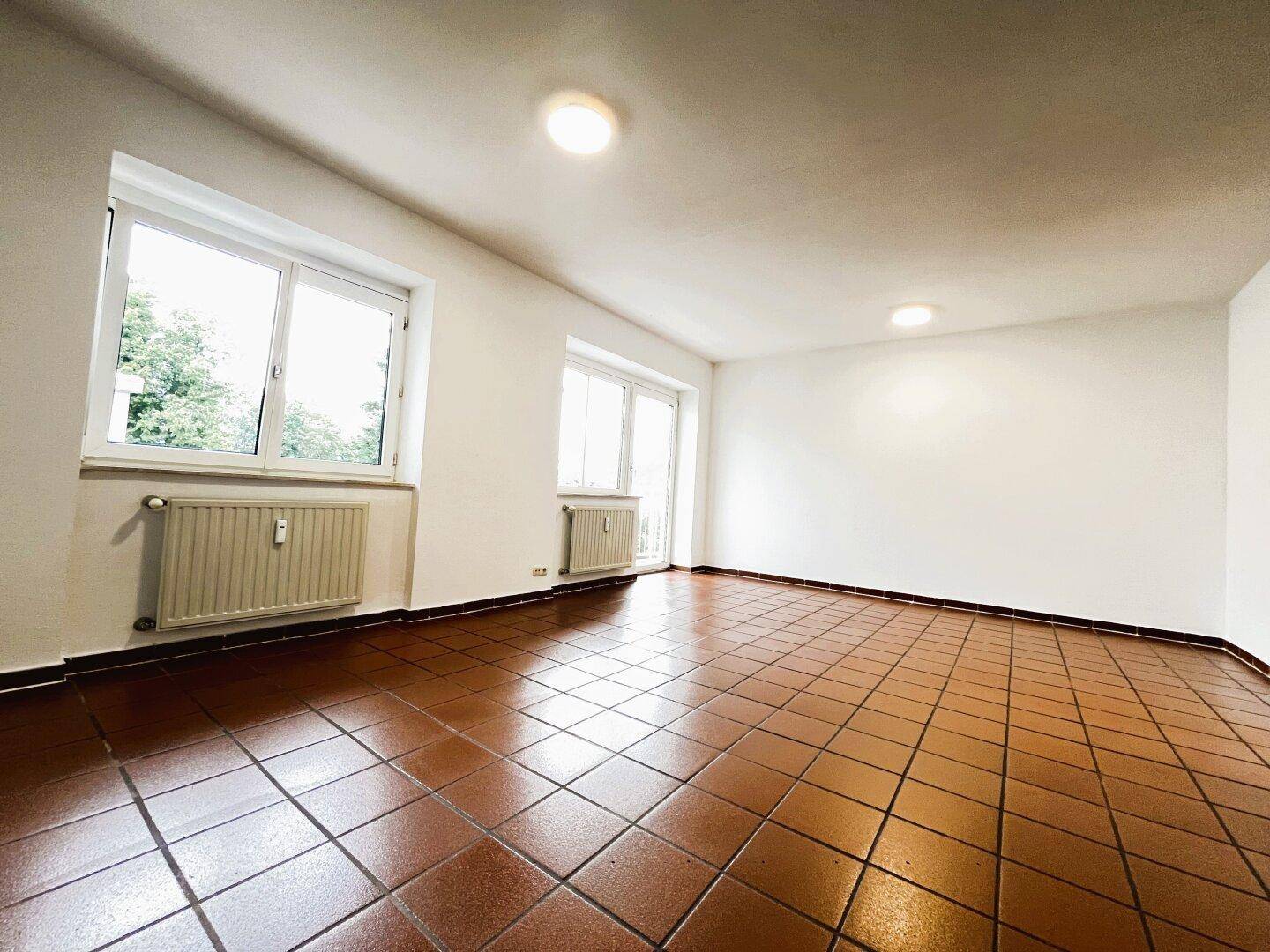 Wohn-Essbereich mit Zugang zu Süd-Balkon