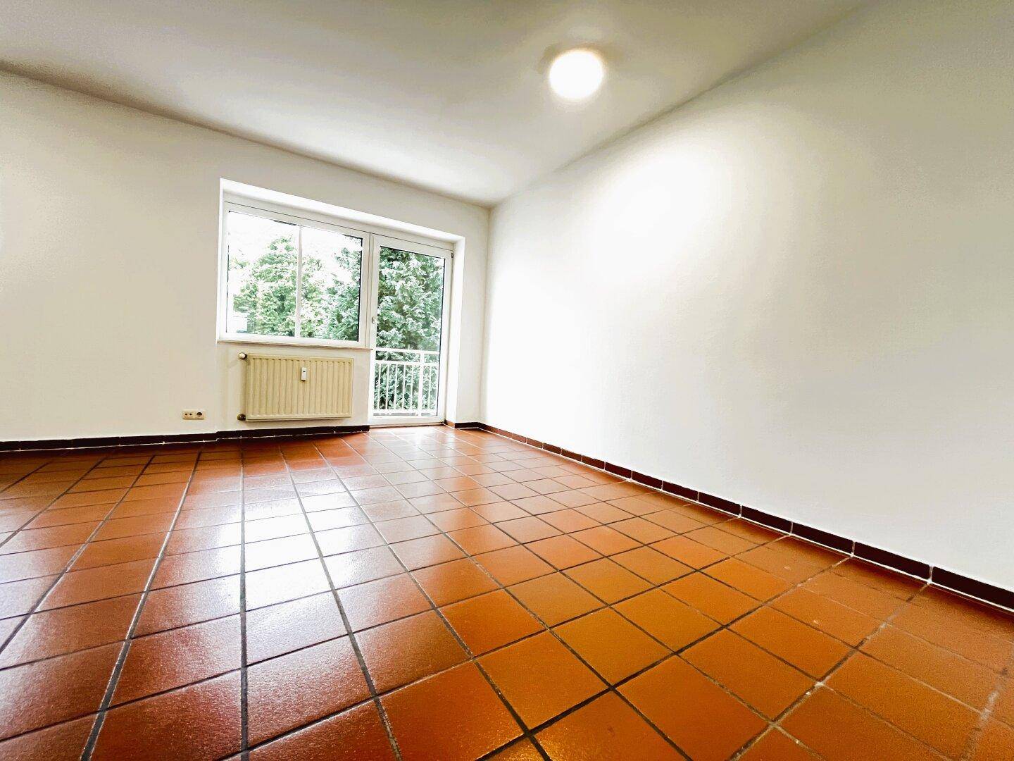 Wohn-/Essbereich mit Zugang zu Süd-Balkon