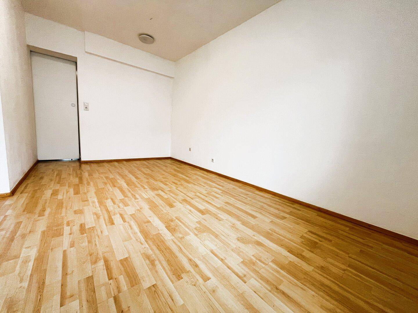 größeres Zimmer mit Zugang zu Nord-Balkon